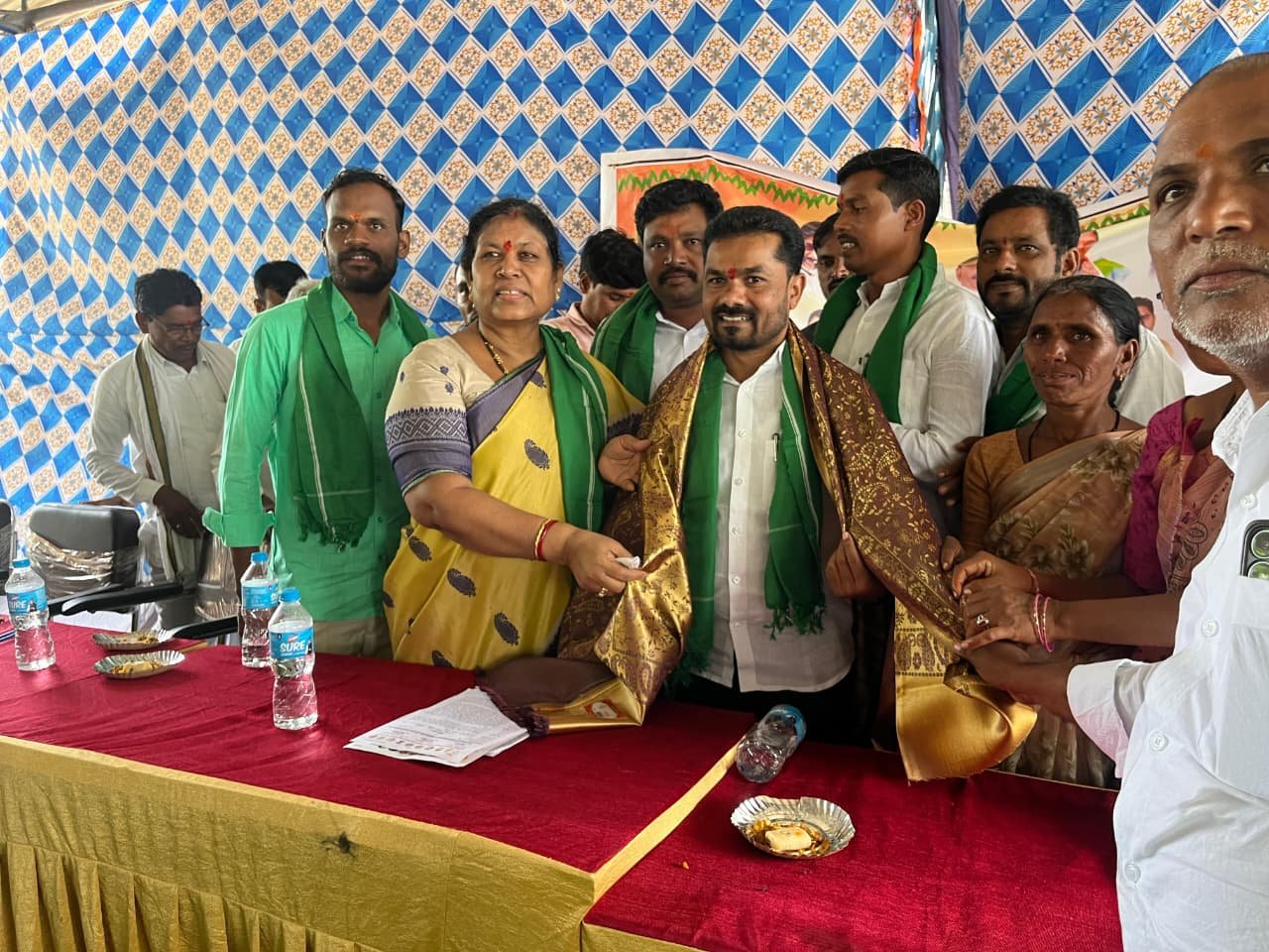జైనూర్ మార్కెట్ యార్డులో 12 సముదాయ గదుల ప్రారంభం: పాల్గొన్న ఎమ్మెల్యేలు వెడ్మ బొజ్జు, కోవా లక్ష్మి - Additional Image